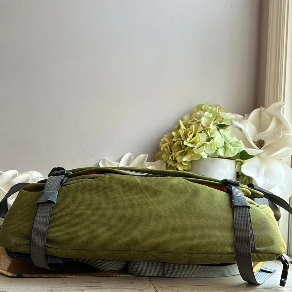 RARE Retired Style! Patagonia Half Mass 15L Messenger Bag in Green